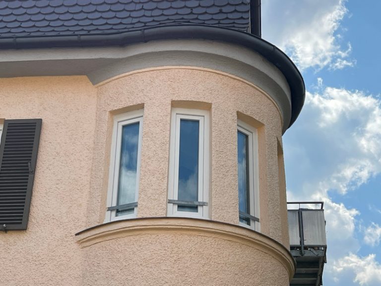 Schmale Fenster, Altbau, Außenansicht